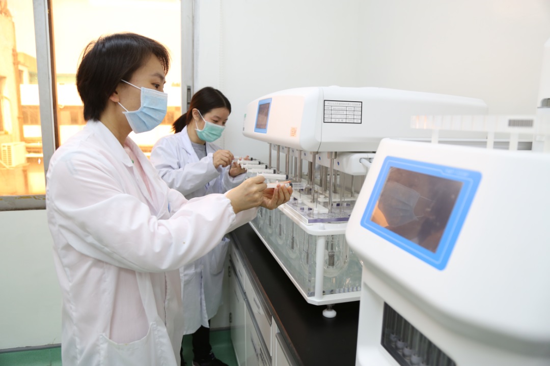 办公桌上的一瓶盐 ——可讲求也能够迁就的J9.COM研发人董穗娟