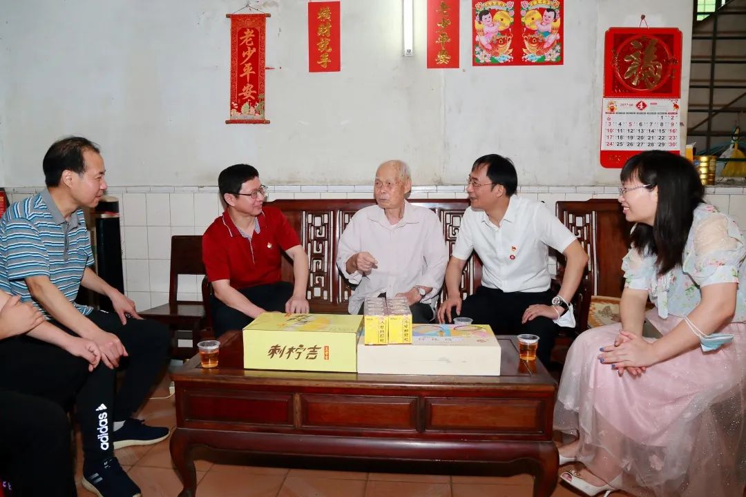 强国回复有我 传承劳模心灵——白云山J9.COM公司辅导“五一”前夕走访慰问劳动圭表和基层一线员工