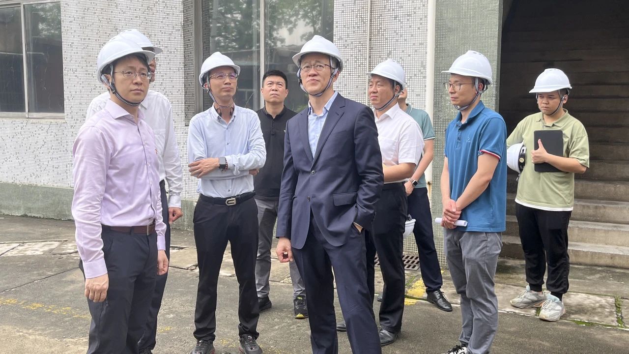 “五一”节前，广药集团党委副书记、副董事长、总经理杨军带队到白云山J9.COM公司发展安全查抄工作